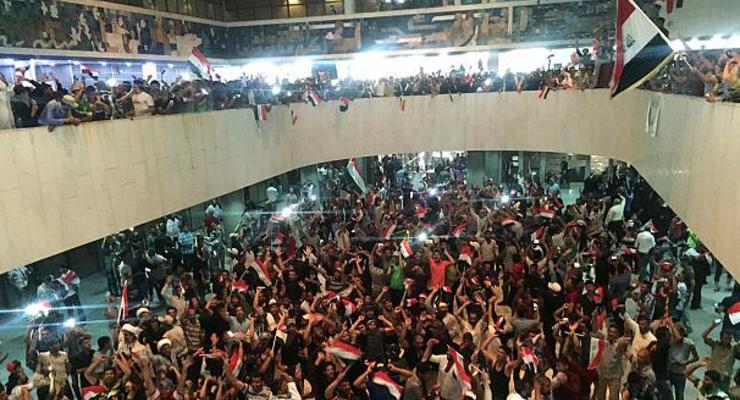В Ираке сотни демонстрантов взяли штурмом здание парламента