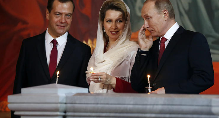 Путина и Медведева развеселила пасхальная служба в Москве