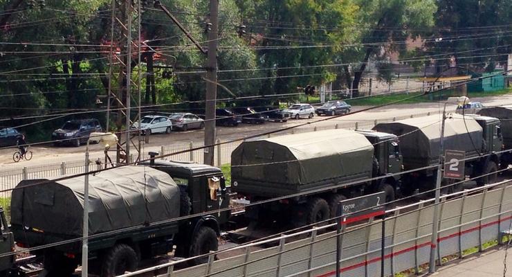 СМИ опубликовали фото вошедшей в Луганск колонны российской техники