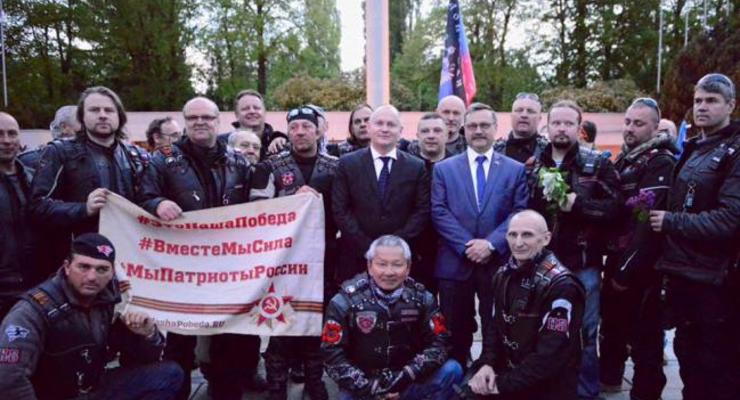 В Чехии глава края фотографировался на фоне флага террористов ДНР