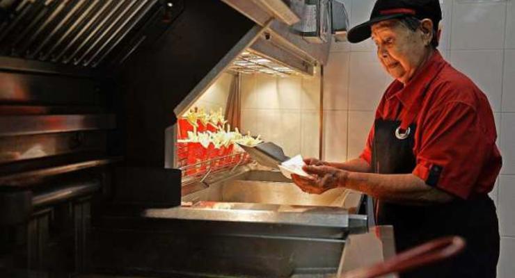 В McDonald's Сингапура работает 92-летняя сотрудница