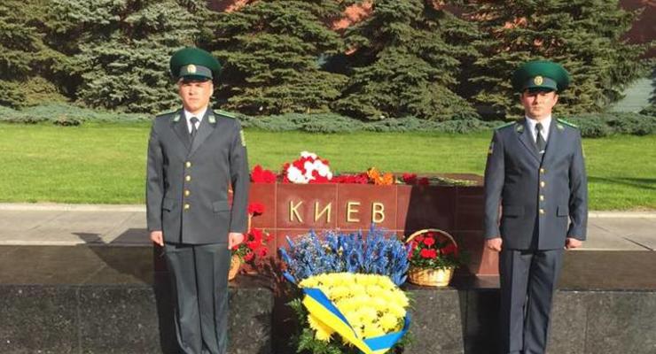 У стен Кремля выставили украинский почетный караул