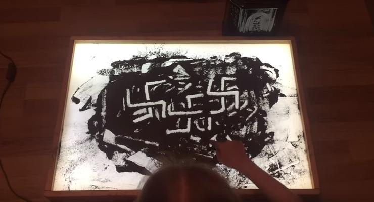 Девочка в России нарисовала историю прадедушки на его прахе