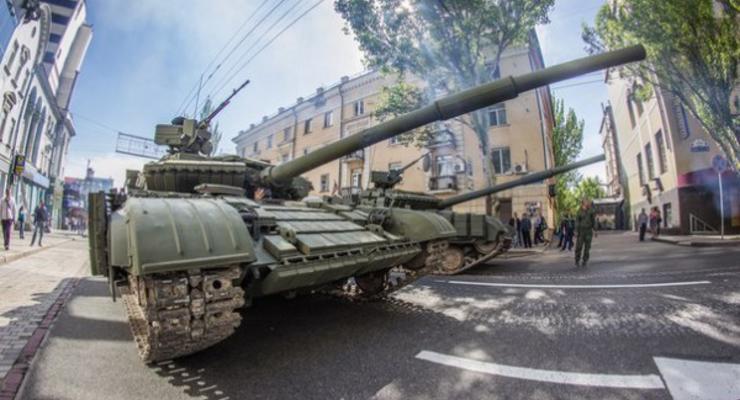 Пограничники: Кремль перебросил боевикам танки и БТР-ы якобы для "парада"
