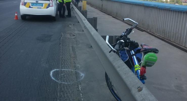 На Московском мосту в Киеве женщина сбила велосипедиста