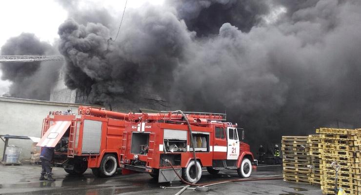 В Броварах под Киевом горел склад лакокрасочной продукции