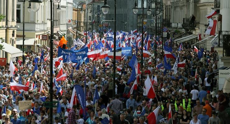 В Польше оппозиция вывела на акции протеста десятки тысяч людей