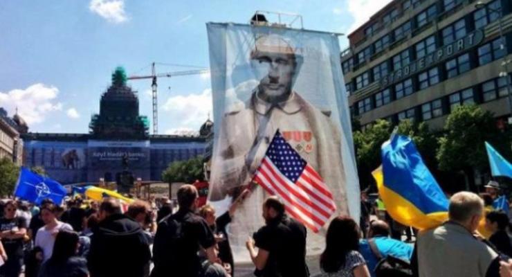 Прага встретила путинских байкеров: "Убирайтесь, оккупанты"