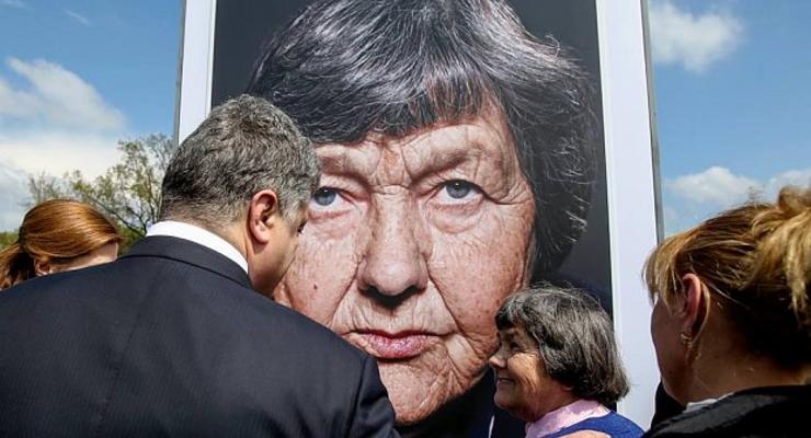 Порошенко в Киеве открыл фотовыставку "Матери героев"