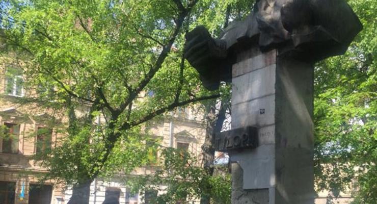 Во Львове пытались снести памятник: пострадали полицейские