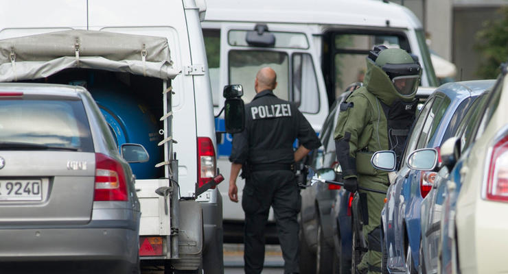 В Германии неизвестный с криками "Аллах Акбар" порезал четырех человек