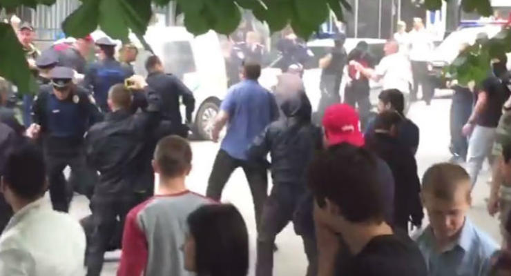 Опубликовано видео нападения на полицейского в центре Харькова