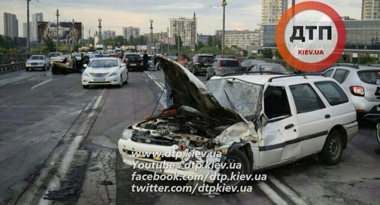 В Киеве на мосту Патона произошло масштабное ДТП: двое пострадавших