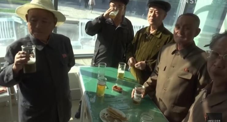 Только кружка пива на столе: как выглядит бар в Северной Корее