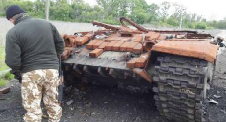 На Донбассе обнаружен подбитый российский танк и запрещенные мины