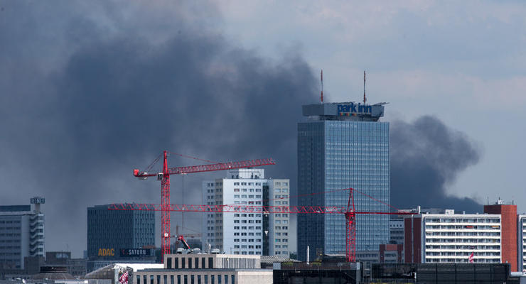 В Берлине загорелся крупнейший торговый центр