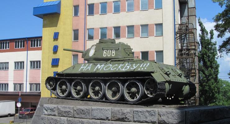 В Черновцах неизвестные разрисовали танк-памятник