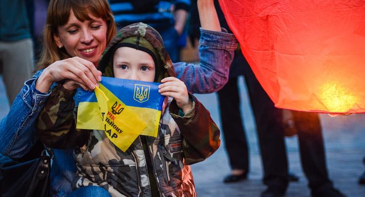 В честь Савченко на Почтовой площади в небо поднялись воздушные фонари
