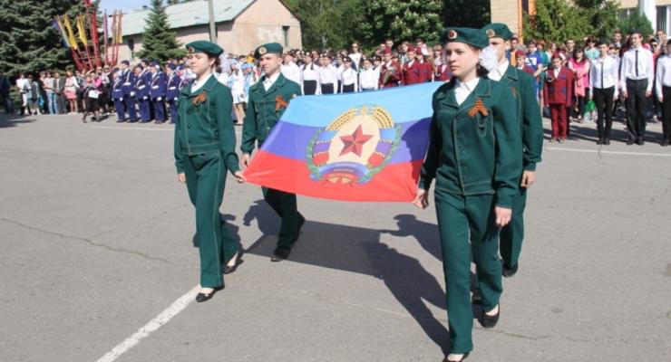 День псевдореспублики: в Луганске перекрыты улицы и запрещено выглядывать в окна