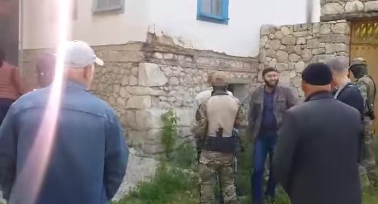 Крымский журналист опубликовал видео обысков у крымских татар в Бахчисарае