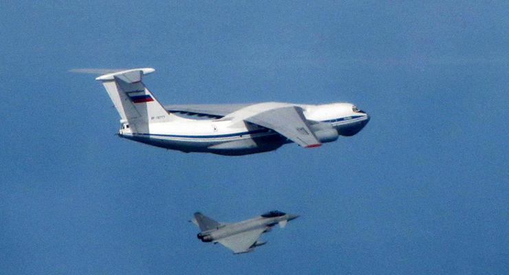 Британские истребители перехватили три российских самолета