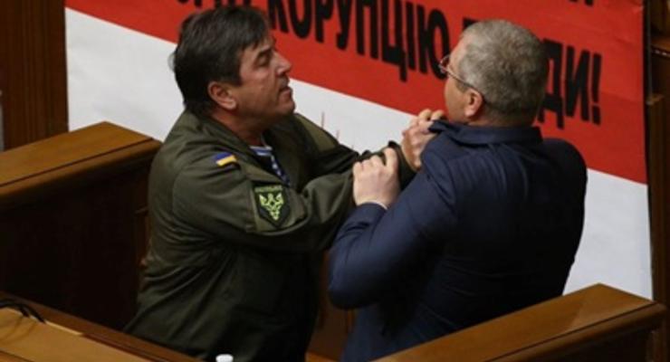 Вилкул и Тимошенко устроили потасовку у трибуны Рады