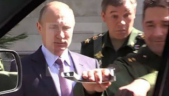 УАЗ отреагировал на случай с генералом, ручкой Патриота и Путиным