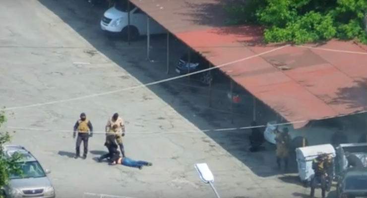 В сети появилось видео попытки захвата автостоянки в Киеве