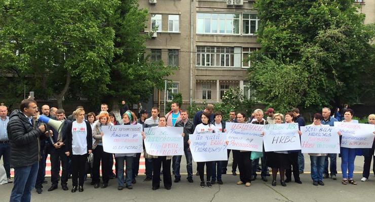 Под МВД проходит пикет из-за обысков в Коцюбинском поссовете