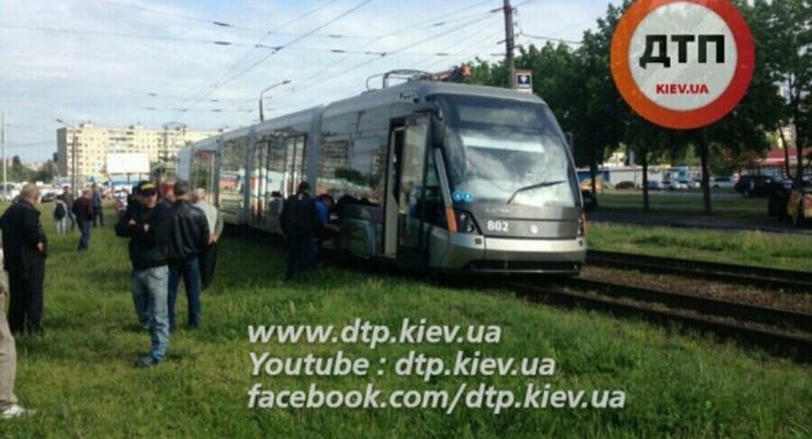 Новый трамвай Электрон сошел с рельсов в Киеве