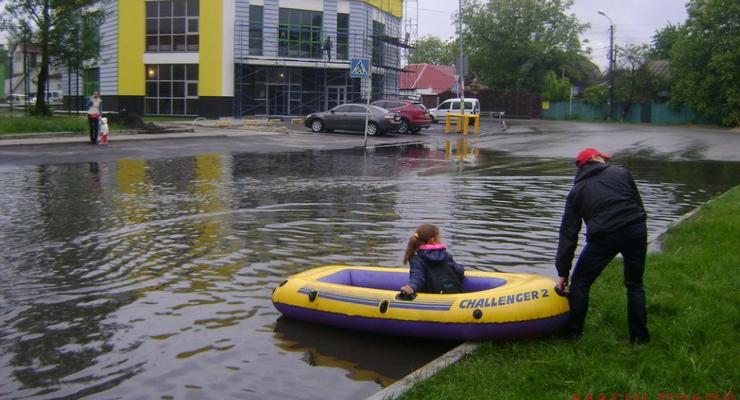 Находчивый житель Броваров устроил переправу на лодке через затопленную улицу