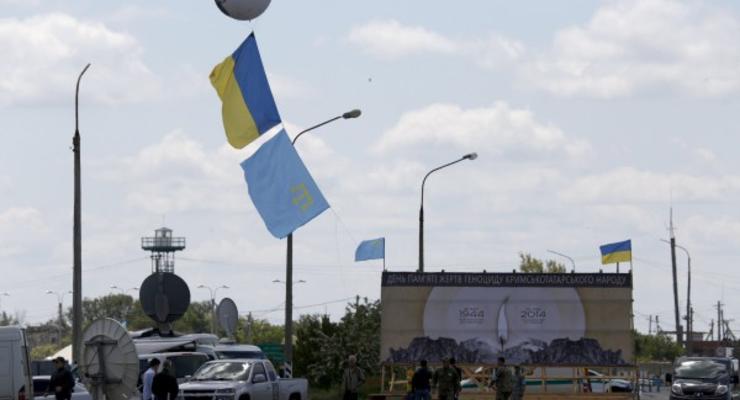 На админгранице с Крымом в небо подняли украинский и крымскотатарский флаги