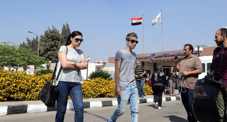 Родственники пассажиров пропавшего самолета EgyptAir прибывают в аэропорт Каира