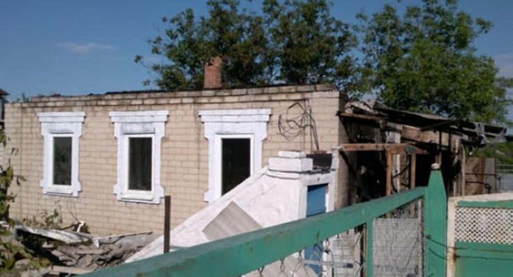 В Авдеевке снаряд боевиков разрушил дом и ранил жительницу