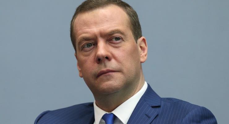 Премьер РФ Медведев назвал выборы в США "шоу ряженых"