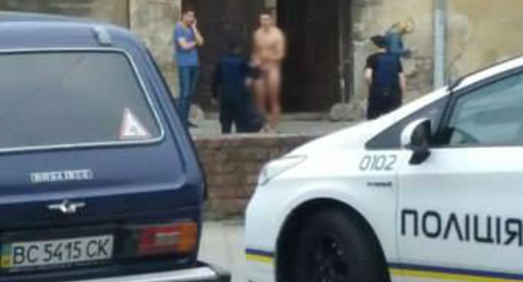 Львовская полиция задержала голого мужчину (18+)