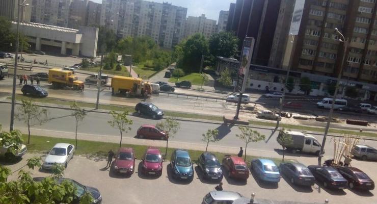 В Голосеевском районе Киева на дороге прорвало трубу