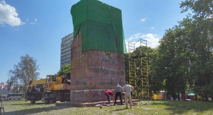 Дубль два: За снос памятника чекистам взялись коммунальщики
