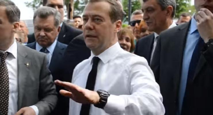Медведев - пенсионерам в Крыму: Денег нет, всего доброго