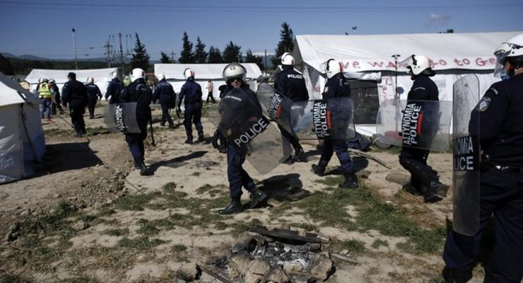 В Греции силовики начали снос крупного стихийного лагеря беженцев