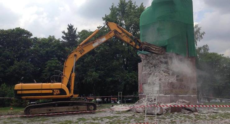 В Киеве сносят памятник чекистам