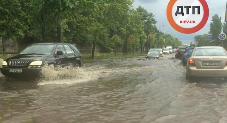 Сильный ливень затопил дороги в Киеве