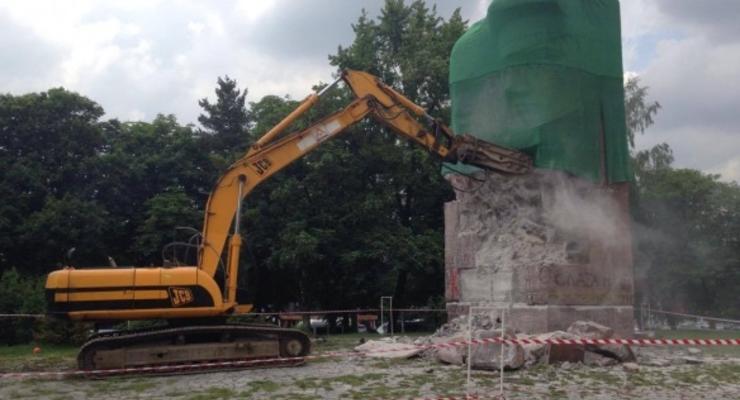 Памятник чекистам в Киеве разбили гидромолотом и экскаватором