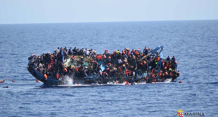 ВМС Италии сняли момент опрокидывания лодки с мигрантами