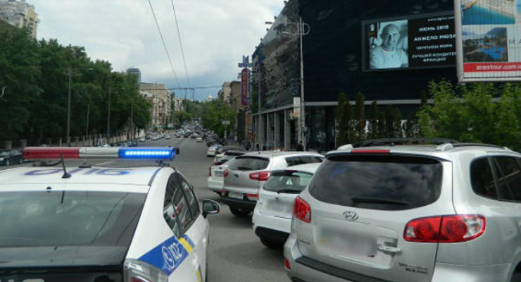В Киеве прохожий задержал грабителя, сорвавшего с женщины цепочку