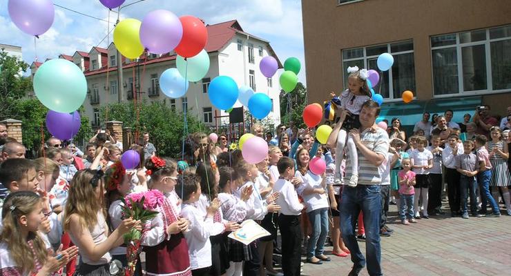 В вышиванках и фонтанах: как отметили Последний звонок в школах Украины