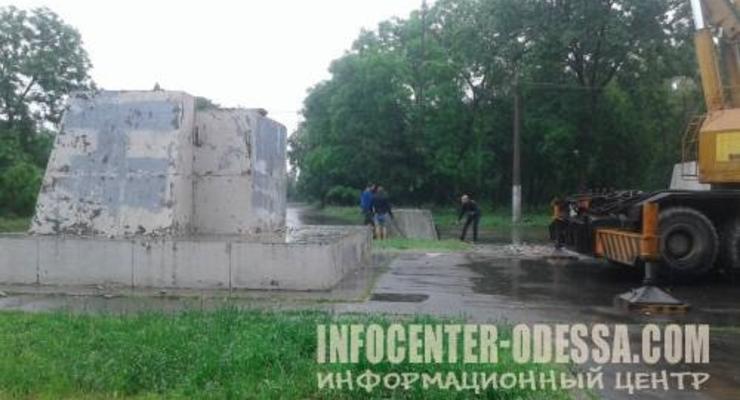 В Одессе со второй попытки демонтировали памятник Ленину