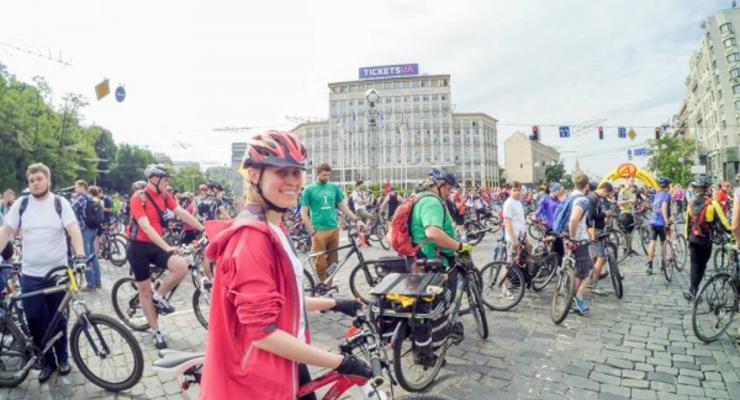 Центр Киева заполнили сотни велосипедистов