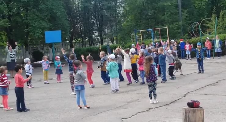 В Крыму детсадовцы делают зарядку под пропагандистские песни о России