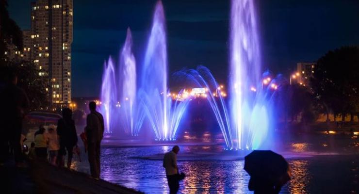 Обновленные фонтаны на Русановке в Киеве подсветили